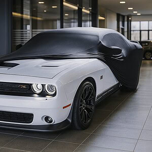 Pokrowiec na samochód Dodge Challenger w salonie samochodowym.